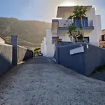 Elegant Terraced With Free Private Parking *