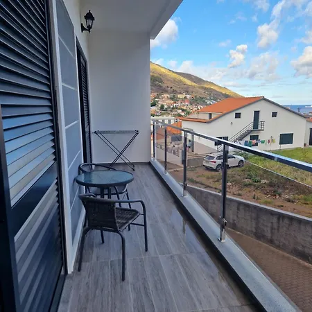 Vakantiehuis E - Elegant Terraced Home With Free Private Parking Machico (Madeira)