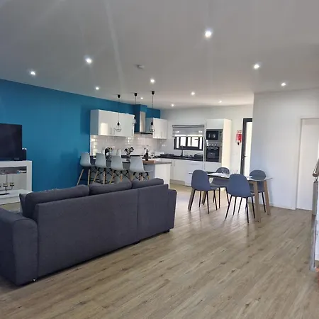 E - Elegant Terraced Home With Free Private Parking *