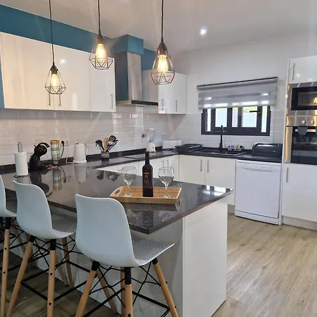 E - Elegant Terraced Home With Free Private Parking * Machico (Madeira)