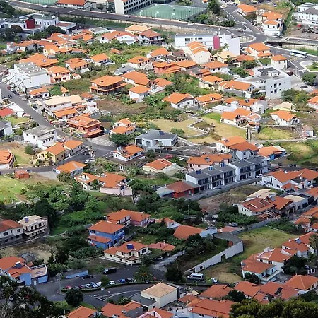 Vakantiehuis E - Elegant Terraced Home With Free Private Parking Machico (Madeira)