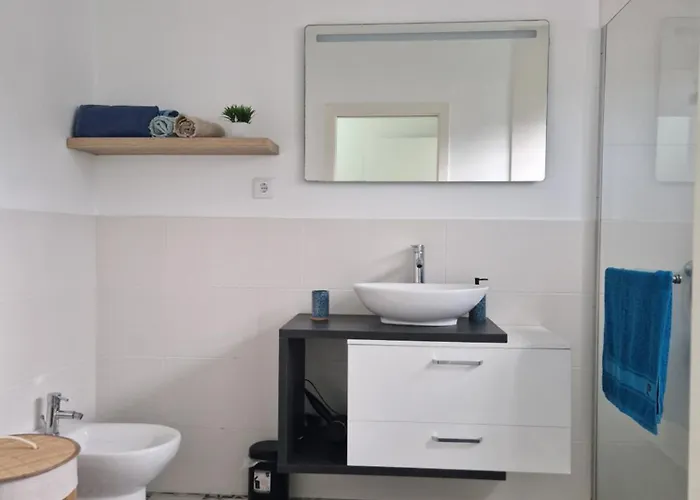 E - Elegant Terraced With Free Private Parking *