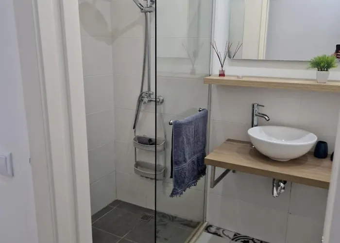 E - Elegant Terraced With Free Private Parking Prázdninový dům