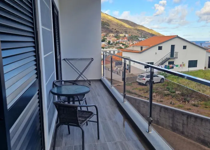 Prázdninový dům E - Elegant Terraced With Free Private Parking Machico (Madeira)