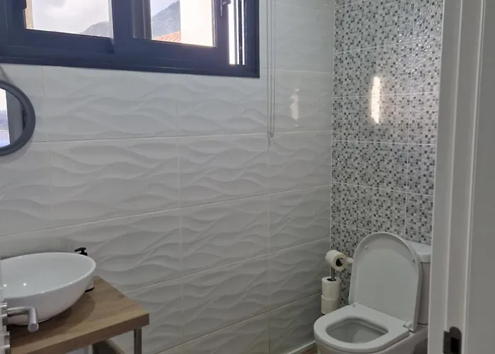 E - Elegant Terraced With Free Private Parking *