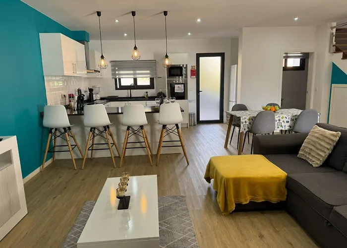 E - Elegant Terraced With Free Private Parking *