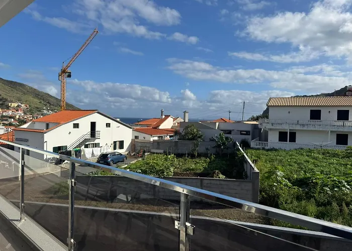 Prázdninový dům E - Elegant Terraced With Free Private Parking Machico (Madeira)