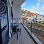 Ferienhaus Elegant Terraced With Free Private Parking Machico (Madeira)