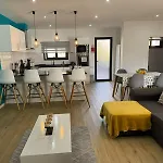 Elegant Terraced With Free Private Parking *