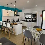 Elegant Terraced With Free Private Parking
