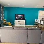 Elegant Terraced With Free Private Parking Ferienhaus *
