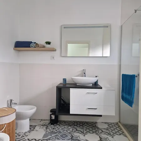 E - Elegant Terraced Home With Free Private Parking *