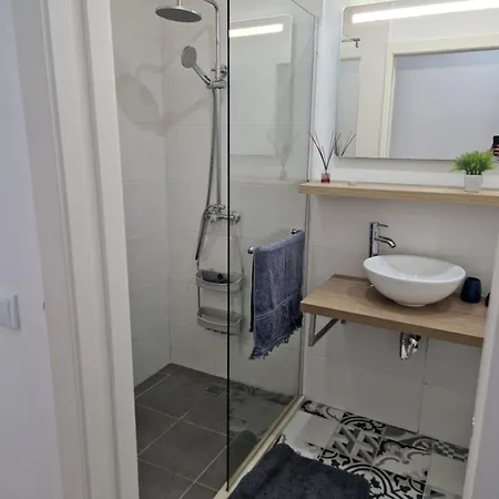 Elegant Terraced With Free Private Parking 펜션