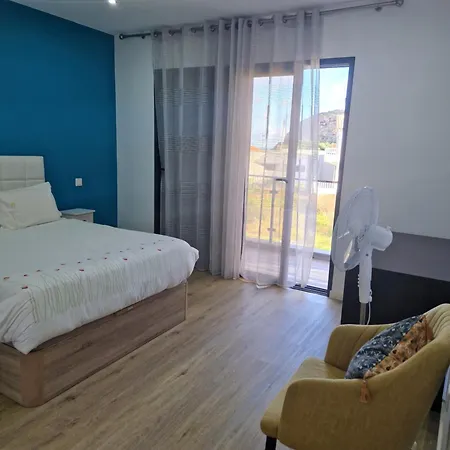 펜션 E - Elegant Terraced Home With Free Private Parking *