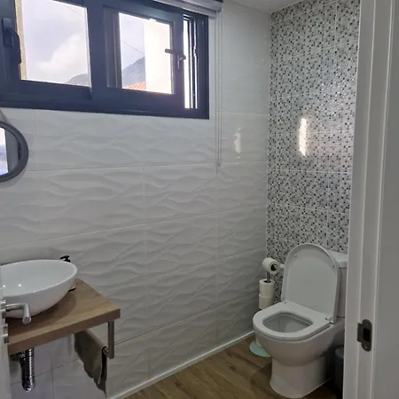 E - Elegant Terraced Home With Free Private Parking *