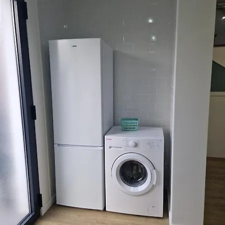 E - Elegant Terraced Home With Free Private Parking ماتشيكو