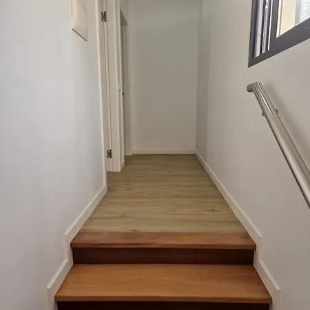 E - Elegant Terraced Home With Free Private Parking