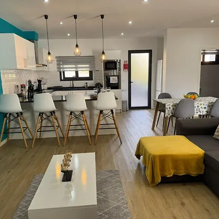 E - Elegant Terraced Home With Free Private Parking *