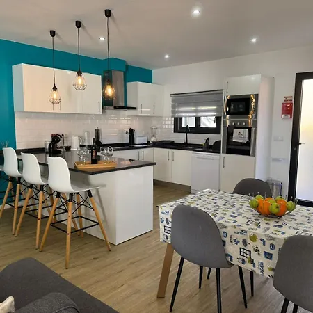 E - Elegant Terraced Home With Free Private Parking