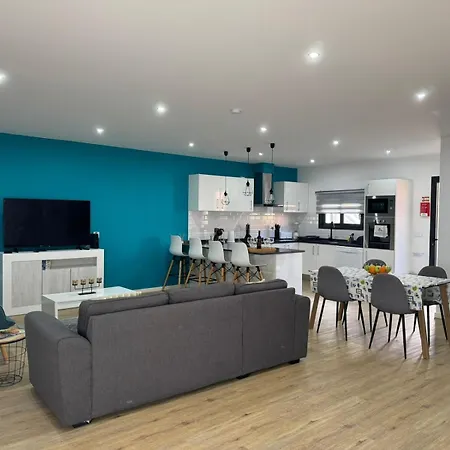Elegant Terraced With Free Private Parking 마치코