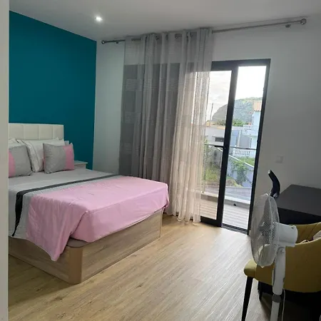 Casa de Férias E - Elegant Terraced Home With Free Private Parking