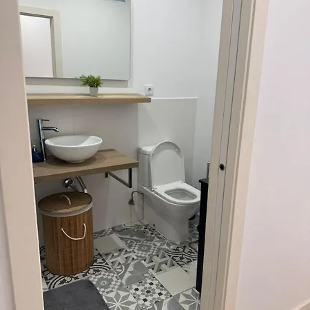 E - Elegant Terraced Home With Free Private Parking بيت للعطل *