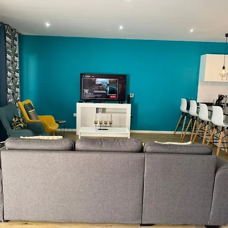 E - Elegant Terraced Home With Free Private Parking בית נופש *