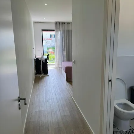 E - Elegant Terraced Home With Free Private Parking