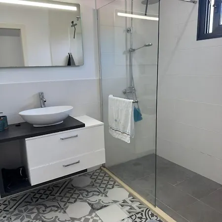 בית נופש E - Elegant Terraced Home With Free Private Parking *