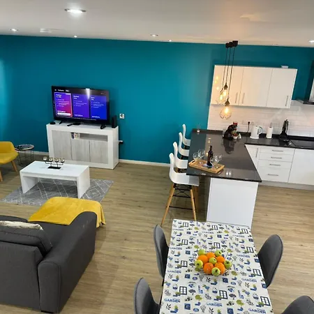 E - Elegant Terraced Home With Free Private Parking Casa de Férias *