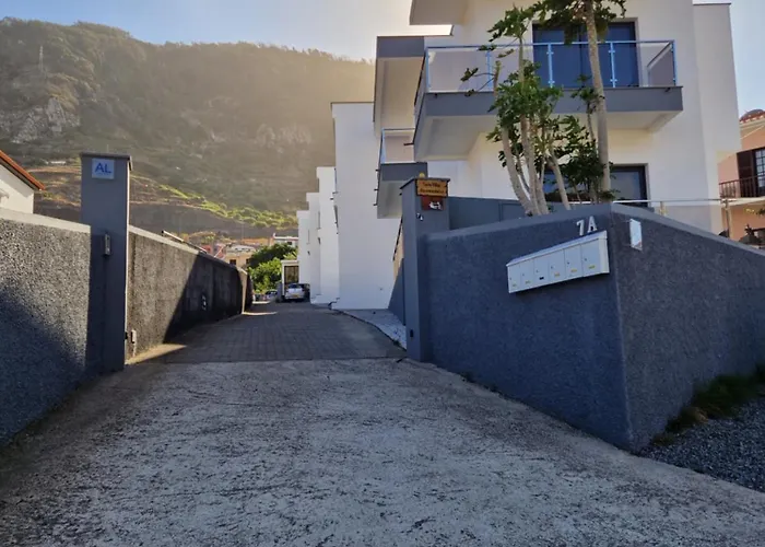 Elegant Terraced With Free Private Parking *