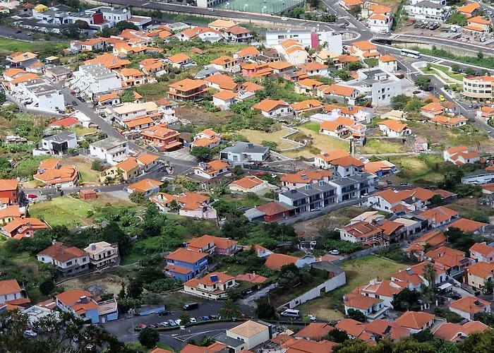 Сasa de vacaciones E - Elegant Terraced With Free Private Parking Machico (Madeira)