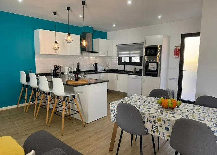 E - Elegant Terraced With Free Private Parking