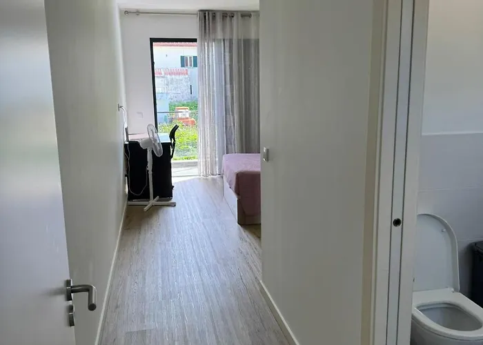 Elegant Terraced With Free Private Parking